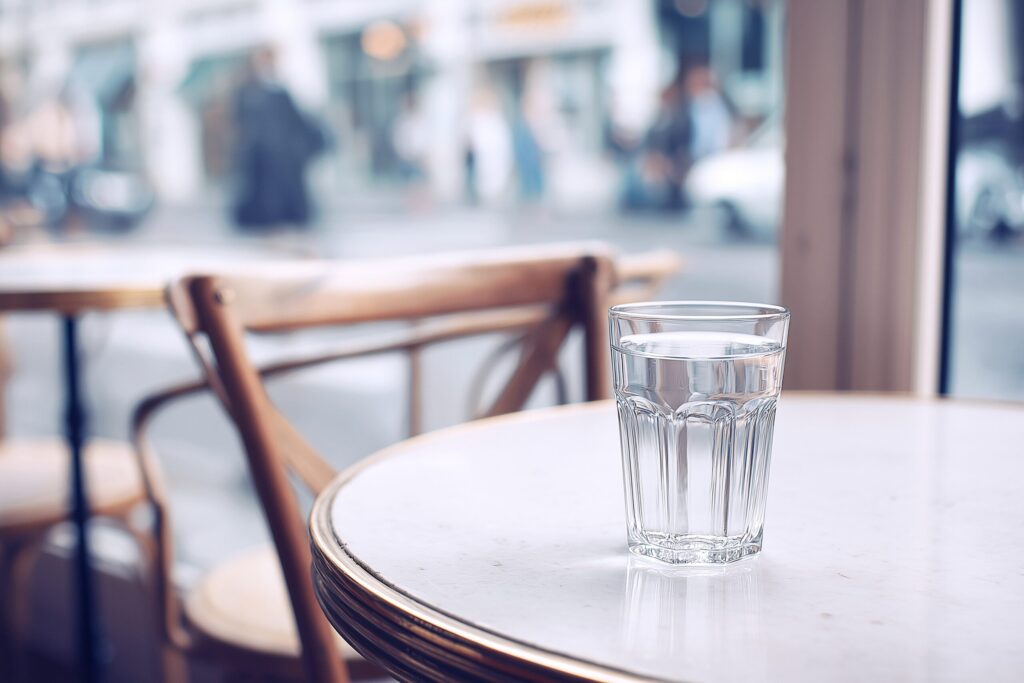 カフェテーブルに置かれたグラスに入った水・フリー素材０