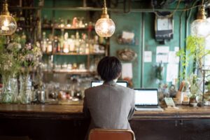 【仕事】カフェでPC作業する若い男性・フリー素材0