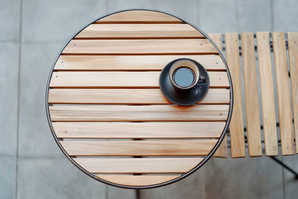 【カフェの机】おしゃれな木のテーブルとコーヒー・フリー素材０