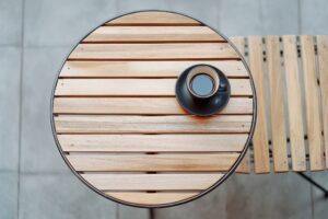【カフェの机】おしゃれな木のテーブルとコーヒー・フリー素材0