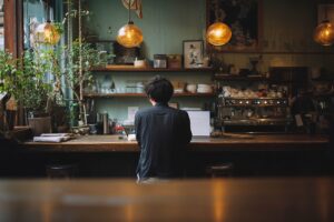 【仕事】カフェでPC作業する若い男性・フリー素材0