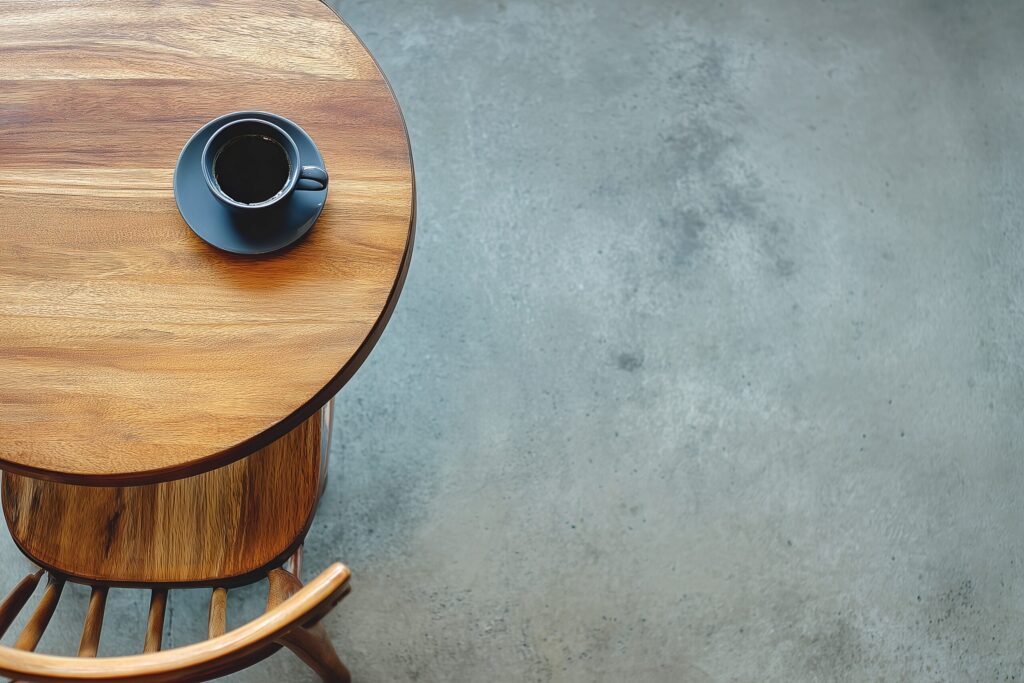 【カフェの机】おしゃれな木のテーブルとコーヒー・フリー素材０２