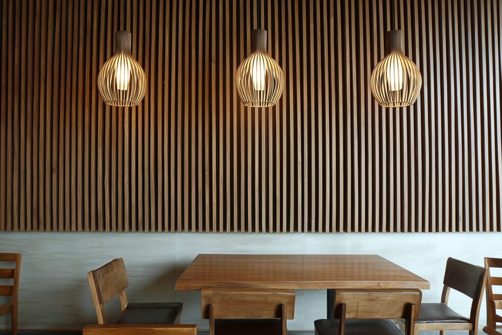 【フリー素材】カフェのおしゃれなウッドデザインの壁・テーブル席０