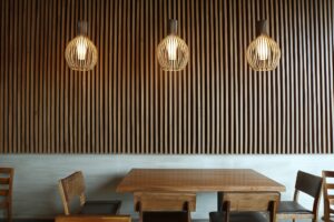 【フリー素材】カフェのおしゃれなウッドデザインの壁・テーブル席０