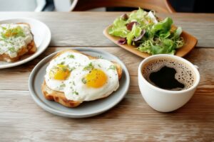 【カフェの朝食】目玉焼きとサラダとコーヒーのモーニングプレート・フリー素材0