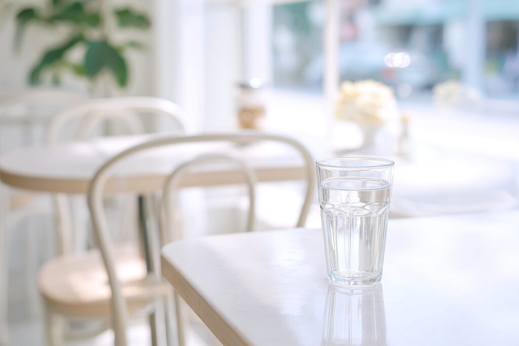 カフェテーブルに置かれたグラスに入った水・フリー素材０