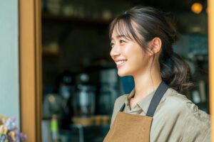 笑顔で接客するカフェ店員の女性・フリー素材0