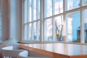 カフェのオシャレな白枠の窓・フリー素材04