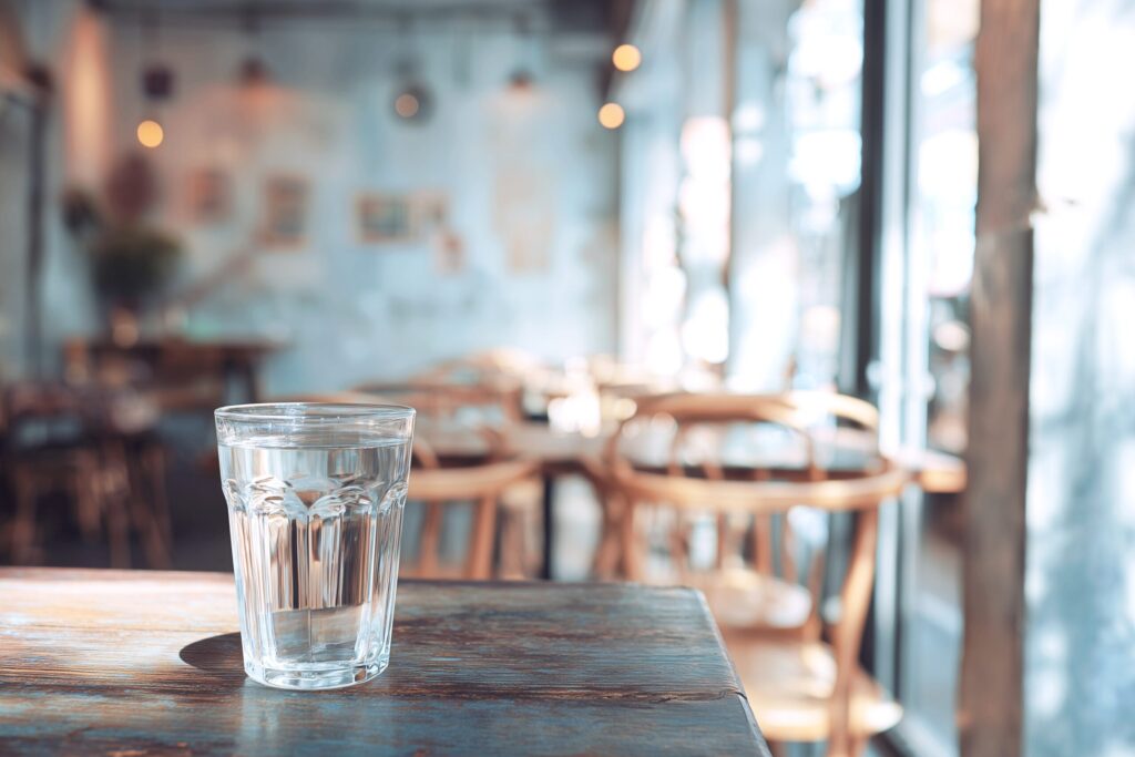 カフェテーブルに置かれたグラスに入った水・フリー素材０