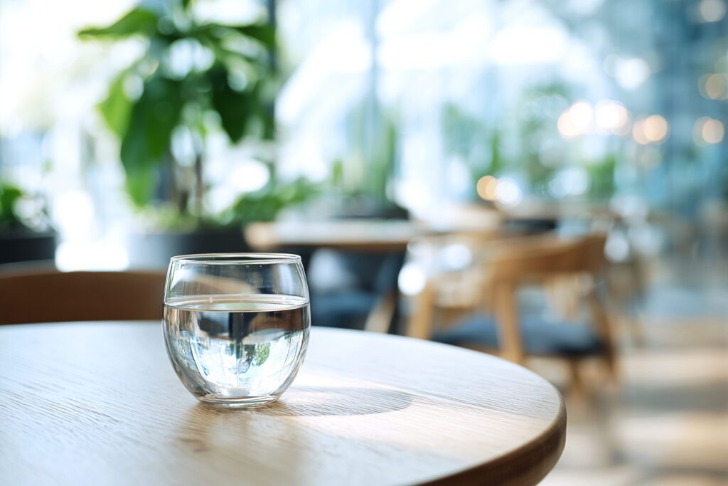 「水・ウォーター」木のカフェテーブルに置かれたお冷のフリー画像０