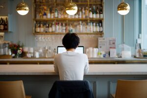 【仕事】カフェでPC作業する若い男性・フリー素材0