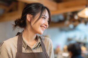 笑顔で接客するカフェ店員の女性・フリー素材0