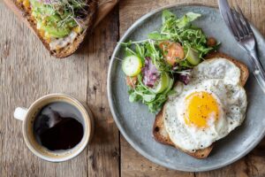カフェのモーニングメニュー(目玉焼きトースト&コーヒー)・食事のフリー素材0