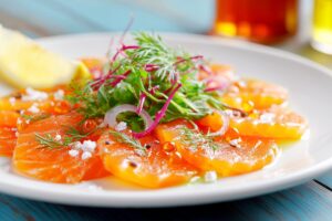 カフェでサーモンのカルパッチョを注文・食べ物フリー素材０