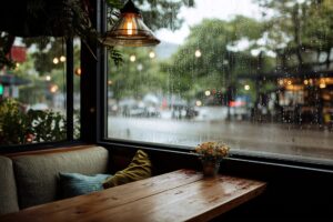 おしゃれなカフェの窓際の席・雨の日のフリー素材０