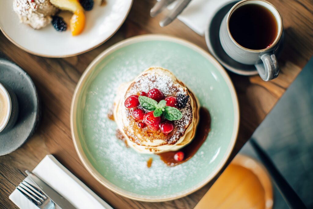 カフェで注文したオシャレなパンケーキ・スイーツのフリー素材０