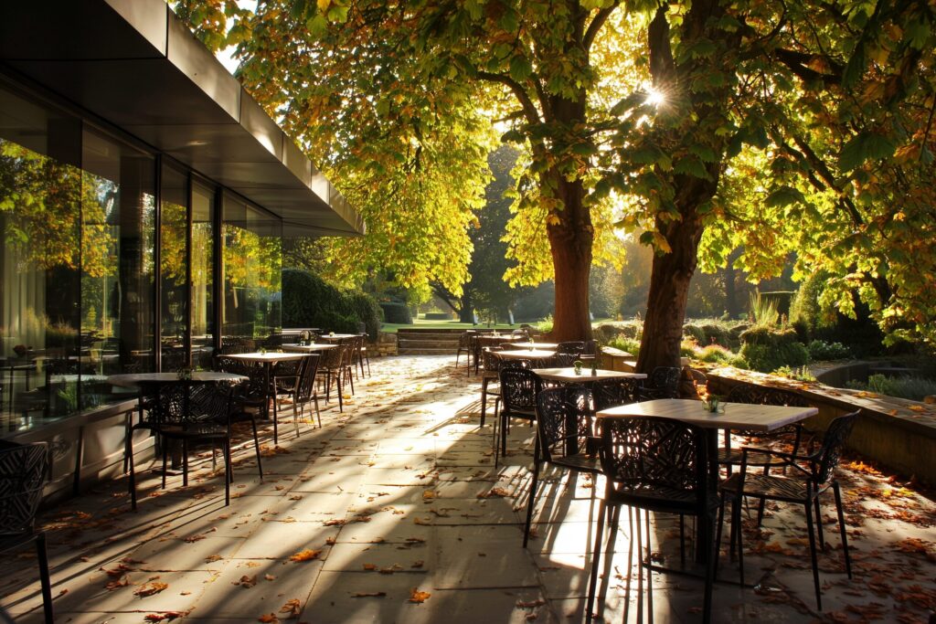 【木陰】秋の木漏れ日が美しいカフェテラス・フリー素材０３