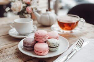 【カフェスイーツ】おしゃれなマカロンと紅茶・フリー素材0