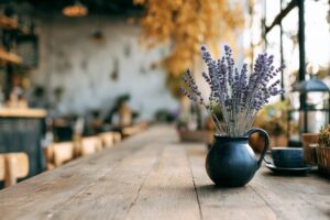 ドライフラワー（ラベンダー）が飾られたオシャレカフェのインテリア・フリー素材０