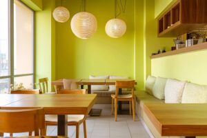 オリーブグリーンに統一されたカフェ店内・インテリアのフリー素材０