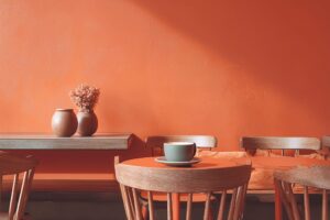 テラコッタオレンジ色に統一されたオシャレなカフェ店内・インテリアのフリー素材０