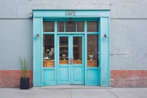 【フリー素材】おしゃれなレトロカフェの入り口ドア画像・晴れた日０