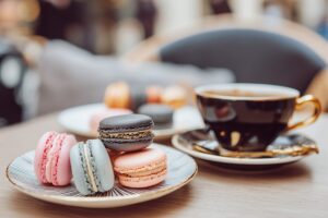 【カフェスイーツ】おしゃれなマカロンと紅茶・フリー素材0