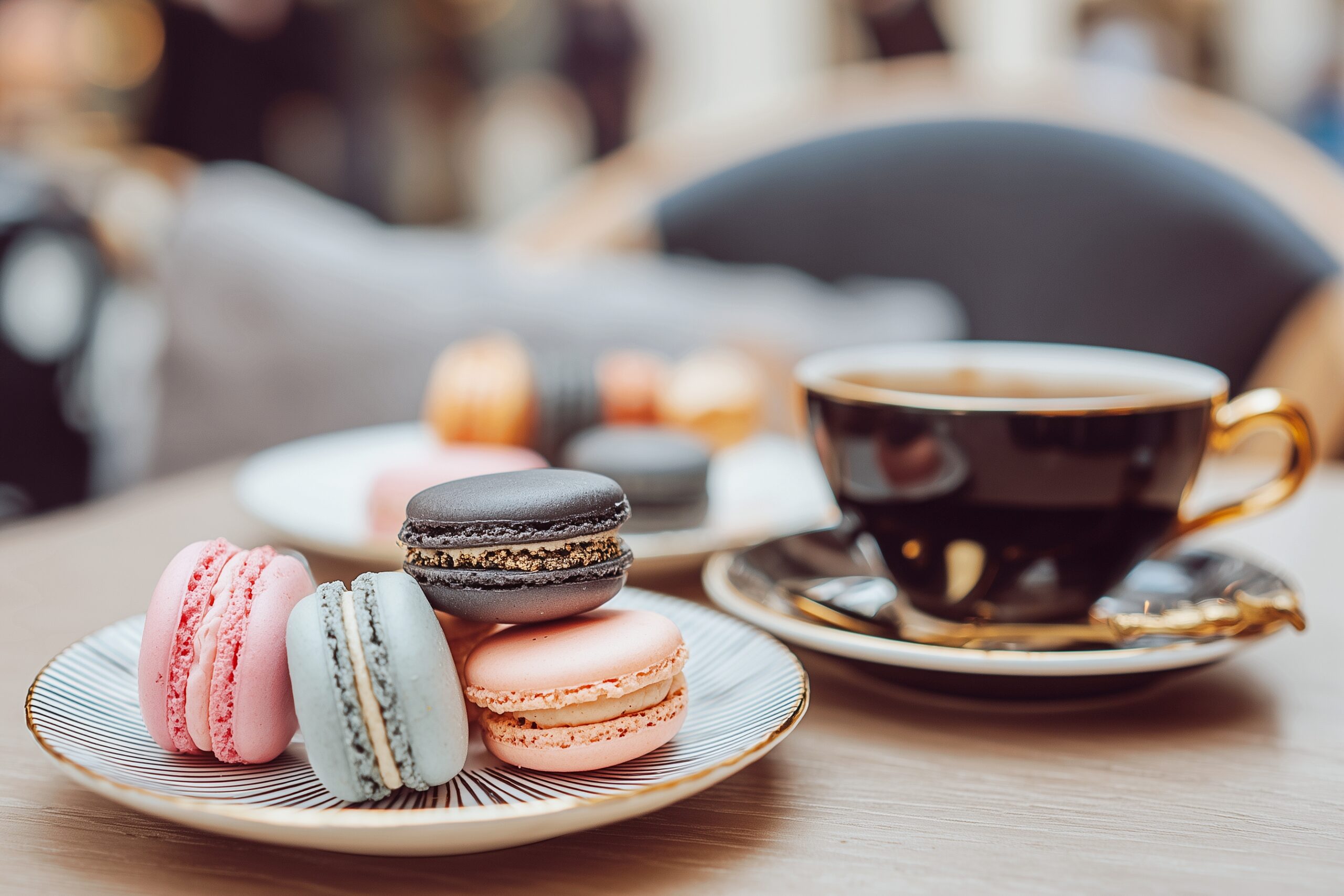 【カフェスイーツ】おしゃれなマカロンと紅茶・フリー素材０