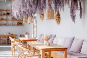 ドライフラワー（ラベンダー）が飾られたオシャレカフェのインテリア・フリー素材０