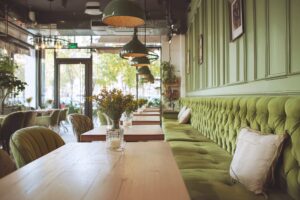 オリーブグリーンに統一されたカフェ店内・インテリアのフリー素材０