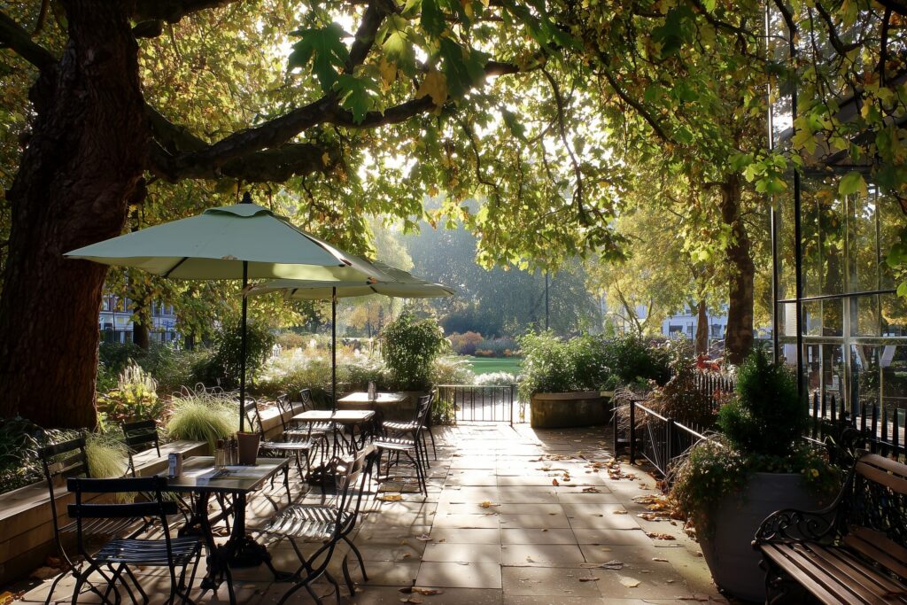 【木陰】秋の木漏れ日が美しいカフェテラス・フリー素材０