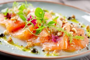 カフェでサーモンのカルパッチョを注文・食べ物フリー素材０