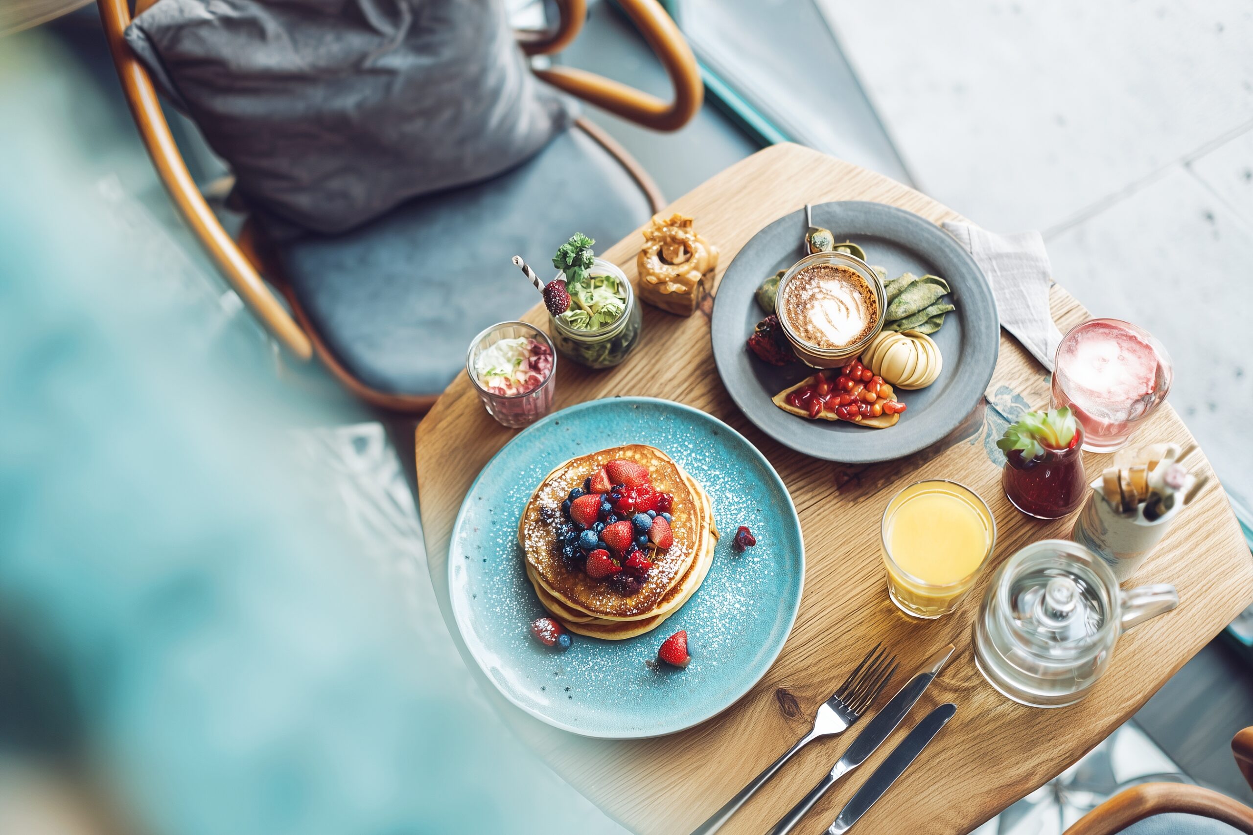 カフェで注文したオシャレなパンケーキ・スイーツのフリー素材０