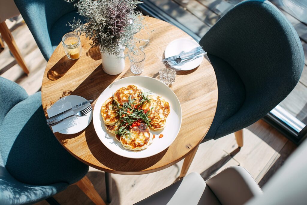 カフェで注文したオシャレなパンケーキ・スイーツのフリー素材０