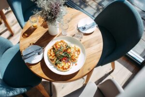 カフェで注文したオシャレなパンケーキ・スイーツのフリー素材０