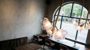 カフェの桜の形をしたオシャレな照明・インテリア空間のフリー素材０