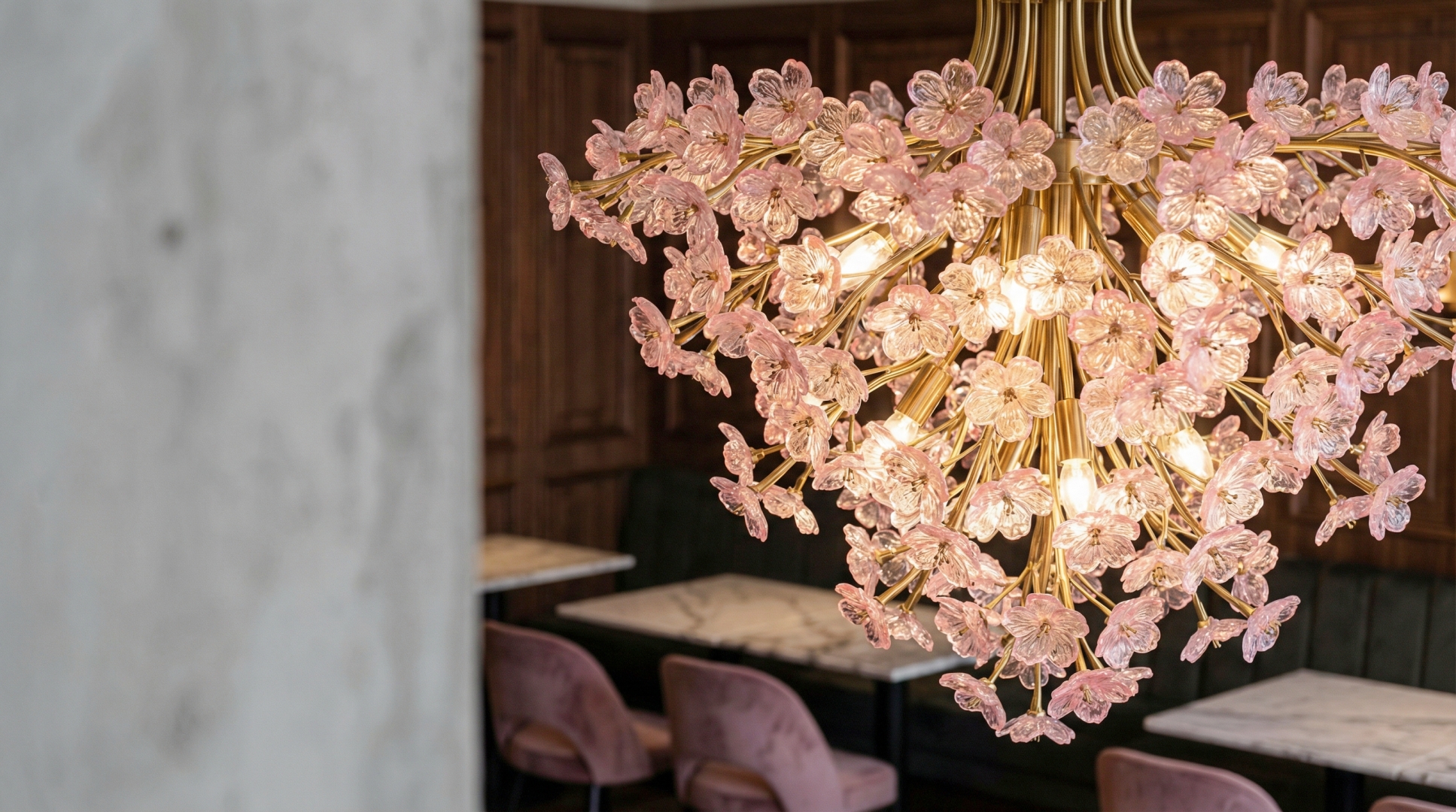 カフェの桜の形をしたオシャレな照明・インテリア空間のフリー素材02