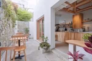 カフェ背景のフリー素材・オシャレなオープンテラスの外観画像