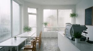 【フリー素材】雨の日の白いカフェ内装・曇り窓のあるシンプル空間画像０