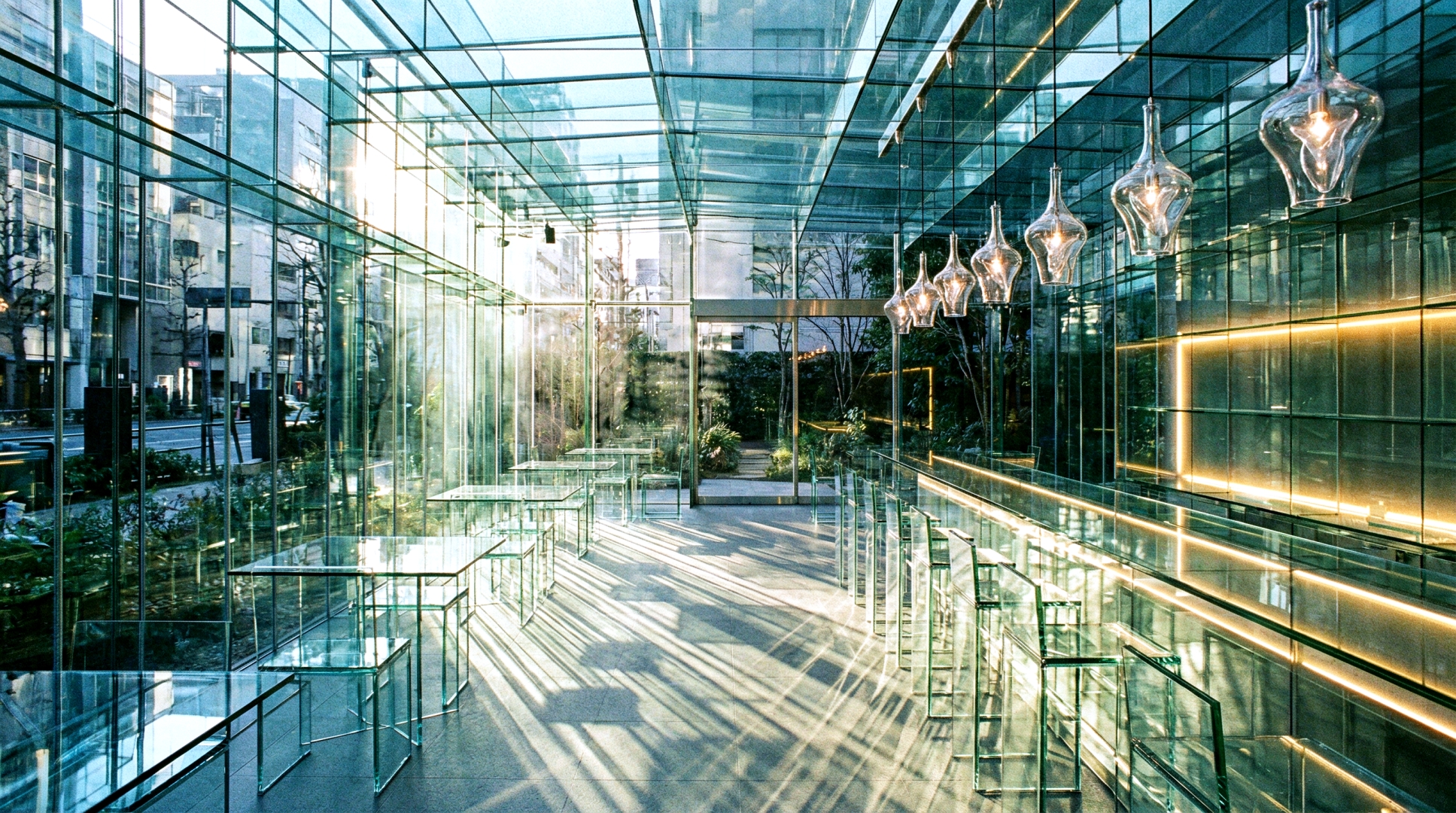 【無料】おしゃれなガラス張りのカフェ店内・光と影のインテリアフリー素材０