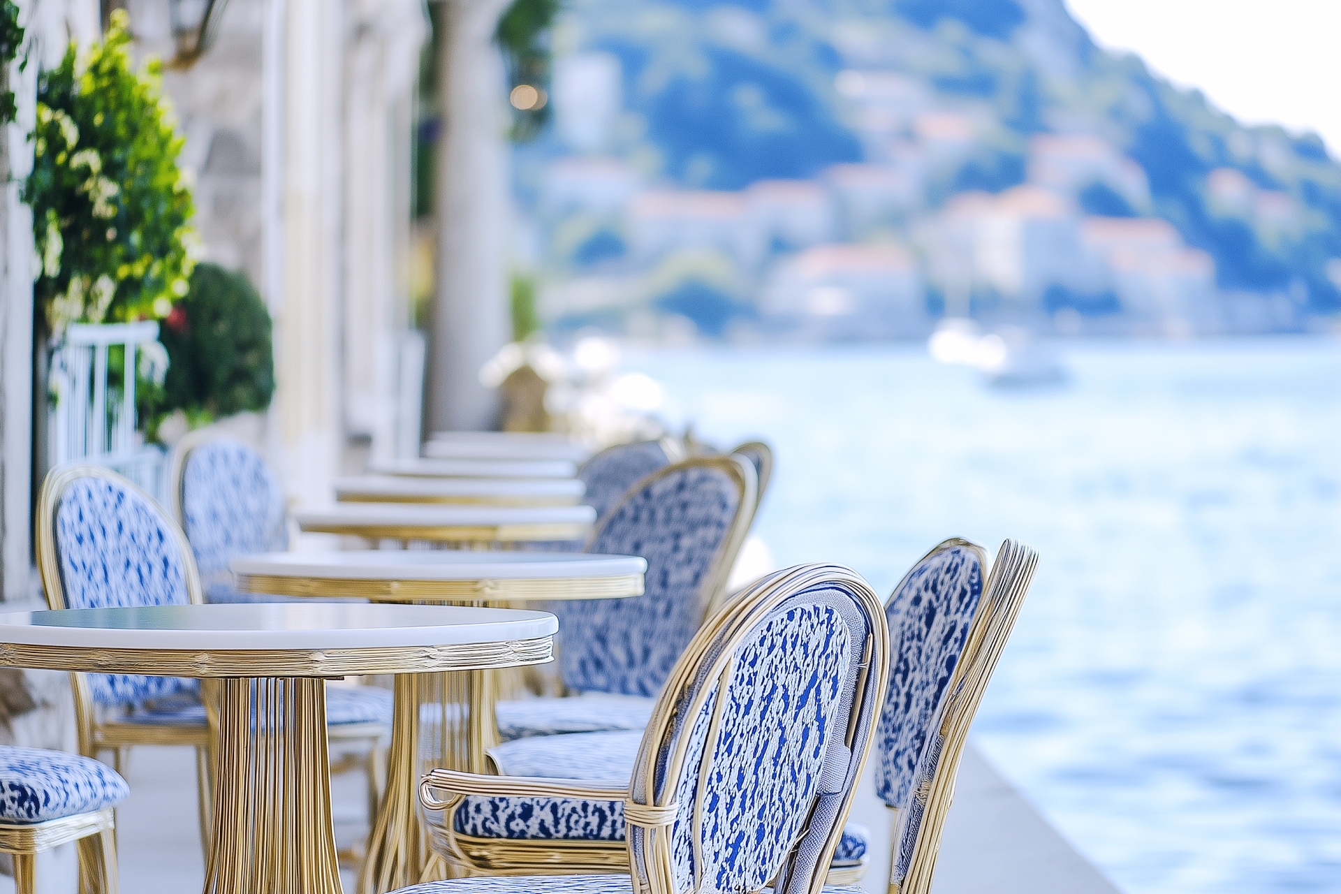 【高級感】カフェの海辺のテラス席・フリー画像０１