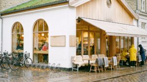 おしゃれな北欧カフェの外観フリー素材｜かわいい店舗デザイン画像